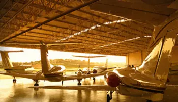 2 aviões em um hangar